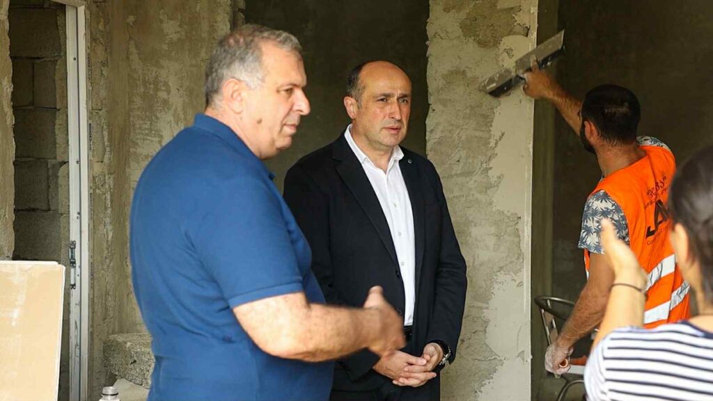 იმერეთში სახელმწიფო რწმუნებული წყალტუბოში სოციალურად დაუცველი ოჯახებისთვის საცხოვრებელი სახლების მშენებლობის პროცესს გაეცნო