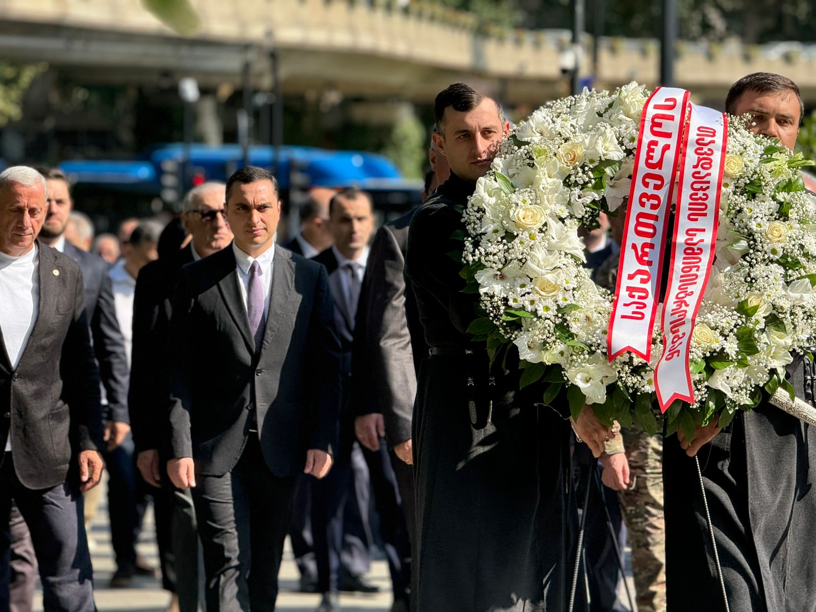 აფხაზეთის ავტონომიური რესპუბლიკის მთავრობის თავმჯდომარემ საქართველოს ტერიტორიული მთლიანობისთვის დაღუპულ გმირთა მემორიალი გვირგვინით შეამკო 