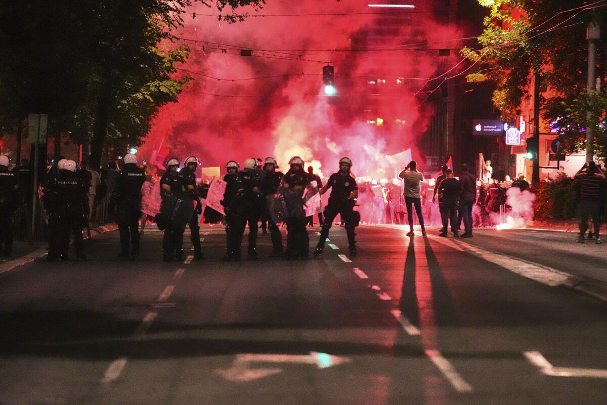სერბეთში ვუჩიჩის მოწინააღმდეგეებსა და პოლიციას შორის შეტაკებები მოხდა, დაშავდა აქციის, სულ მცირე, 64 მონაწილე და ხუთი სამართალდამცველი