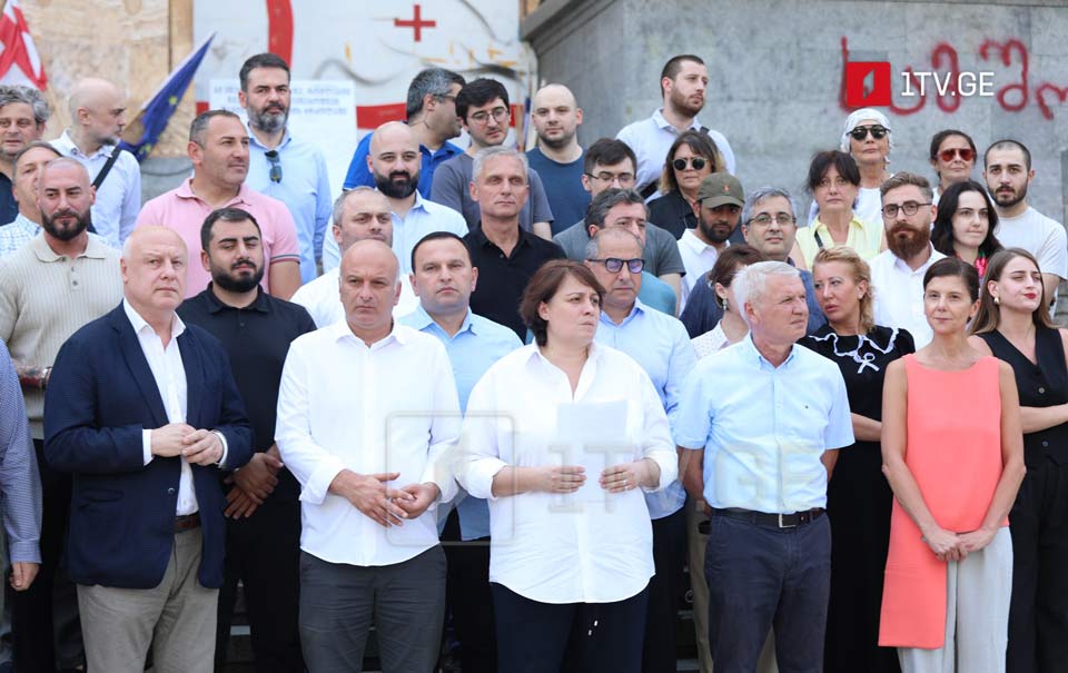 რვა ოპოზიციური პარტია მიმართავს დანარჩენ ოპოზიციურ პარტიებსა და ოპოზიციონერ პოლიტიკოსებს, უარი თქვან 4 ოქტომბრის არჩევნებში მონაწილეობაზე და დაუბრუნდნენ ერთობას