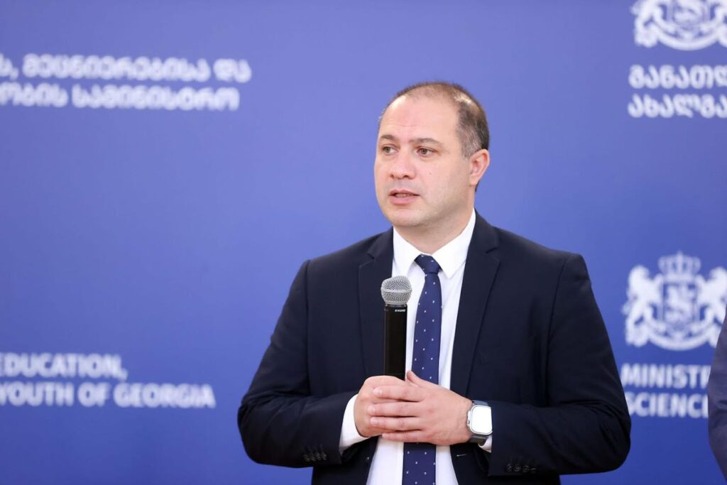 გივი მიქანაძე - საამაყოა, რომ თქვენი ცოდნისა და შესაძლებლობის დემონსტრირებით დამსახურებული ადგილი დაიკავეთ უმაღლეს საგანმანათლებლო დაწესებულებებში, გილოცავთ მიღწეულ წარმატებას