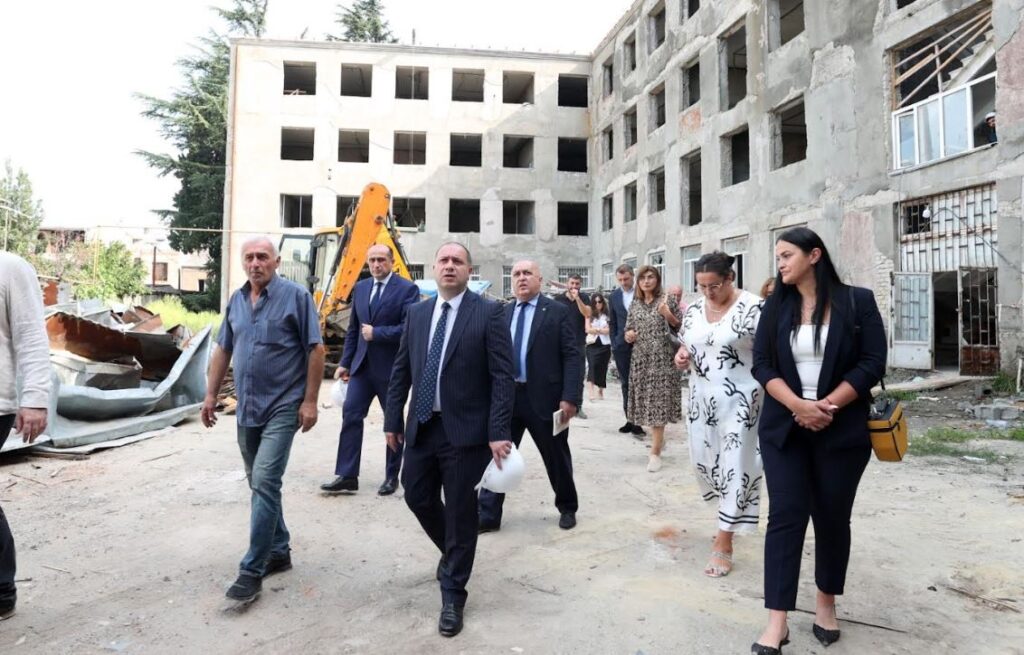 გივი მიქანაძე იმერეთში სასკოლო ინფრასტრუქტურის რეაბილიტაციის პროცესს გაეცნო