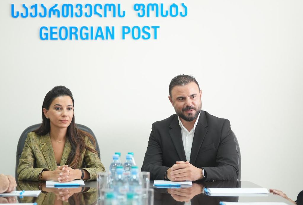 მარიამ ქვრივიშვილმა საქართველოს ფოსტის ხელმძღვანელი გიორგი ერაძე თანამშრომლებს წარუდგინა