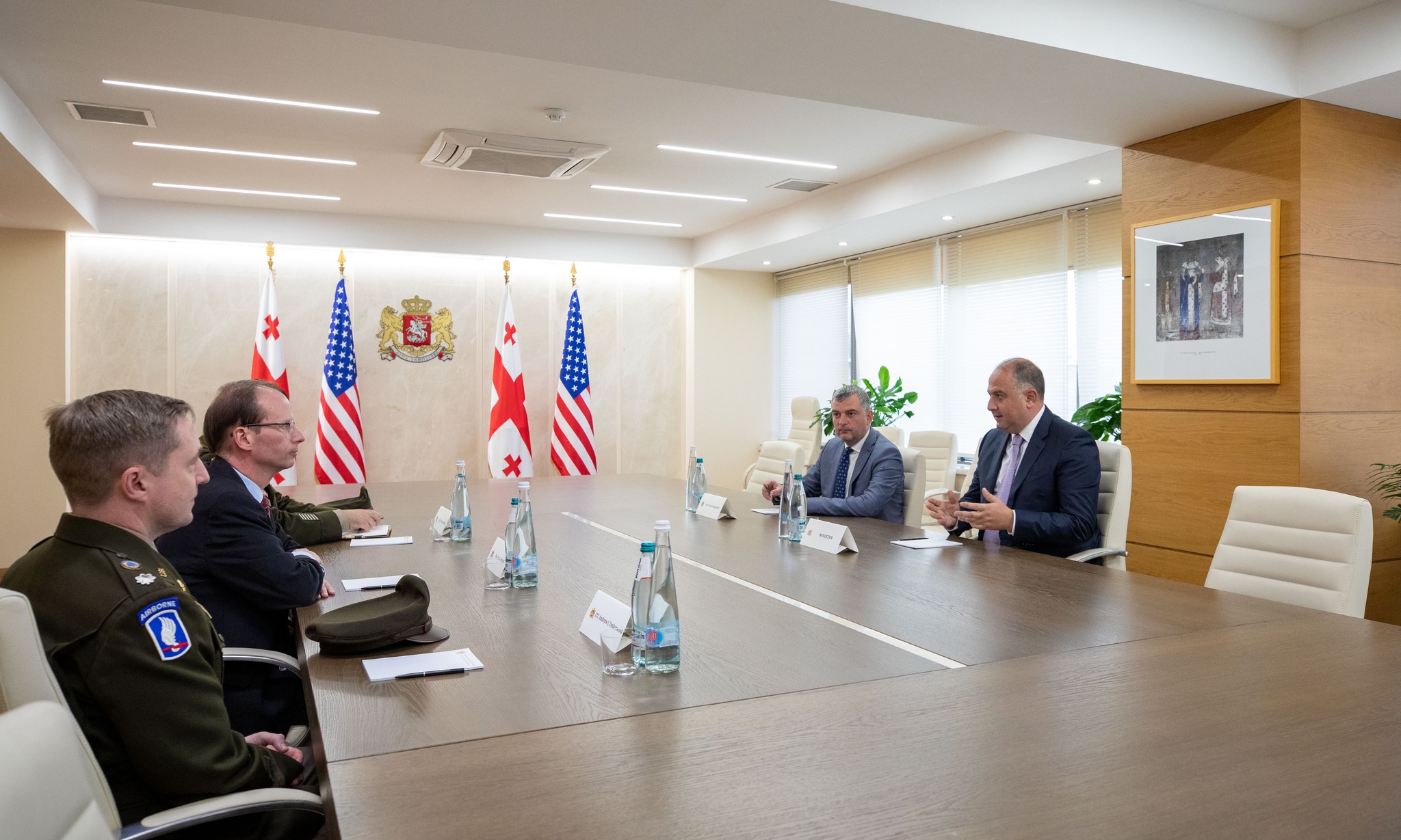 ირაკლი ჩიქოვანი საქართველოში აშშ-ის ელჩის მოვალეობის შემსრულებელს, ახალ ატაშესა და თავდაცვის სფეროში თანამშრომლობის ოფისის ახალ უფროსს შეხვდა
