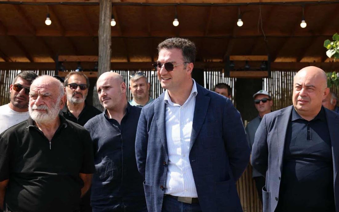 დავით სონღულაშვილი ფერმერებს შეხვდა და ატმის მოსავლის აღების პროცესს გაეცნო