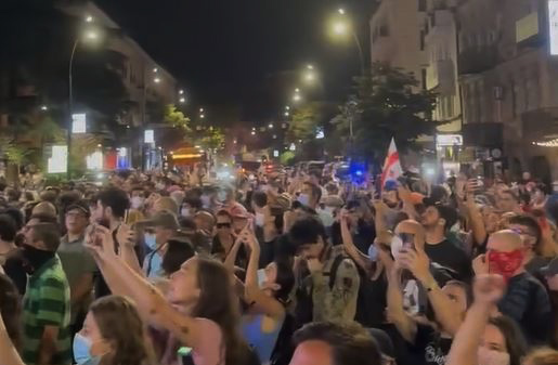 თბილისში, მელიქიშვილის გამზირზე კახა კალაძის საარჩევნო შტაბის გახსნის პარალელურად, საპროტესტო აქცია გაიმართა