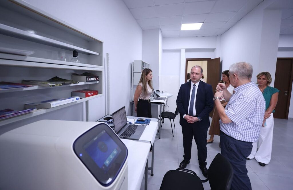 გივი მიქანაძემ ივანე ბერიტაშვილის ექსპერიმენტული ბიომედიცინის ცენტრის ბაზაზე შექმნილი „მოწინავე ტექნოლოგიების ძირითადი საშუალებების ცენტრი“ გახსნა