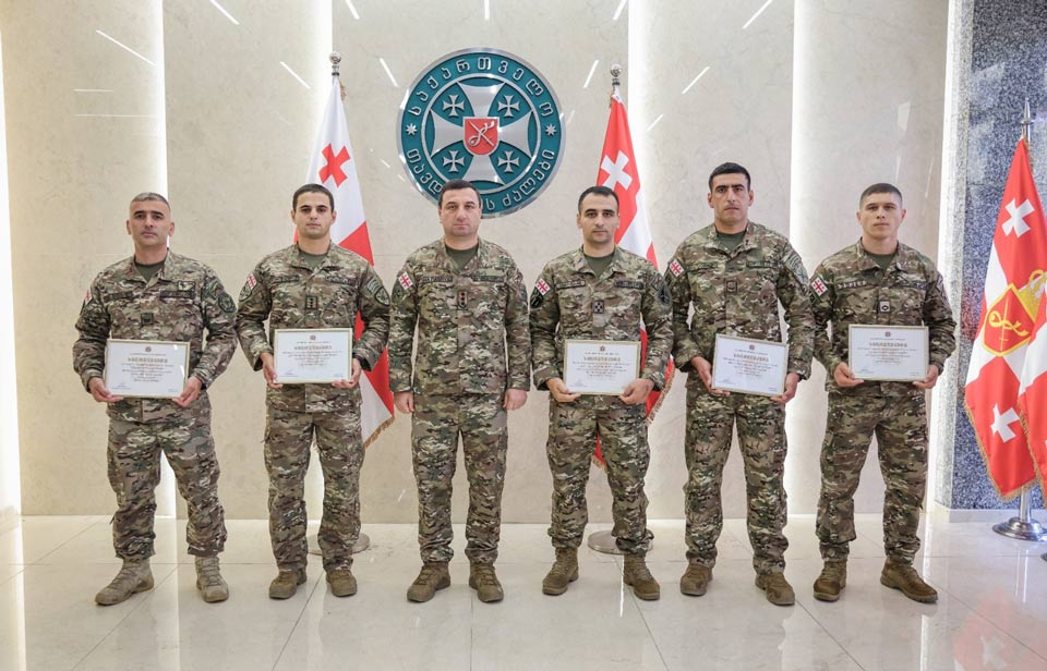 თავდაცვის ძალების მეთაურმა საუკეთესო სამხედრო მოსამსახურეები სერტიფიკატებითა და სამკერდე ნიშნებით დააჯილდოვა