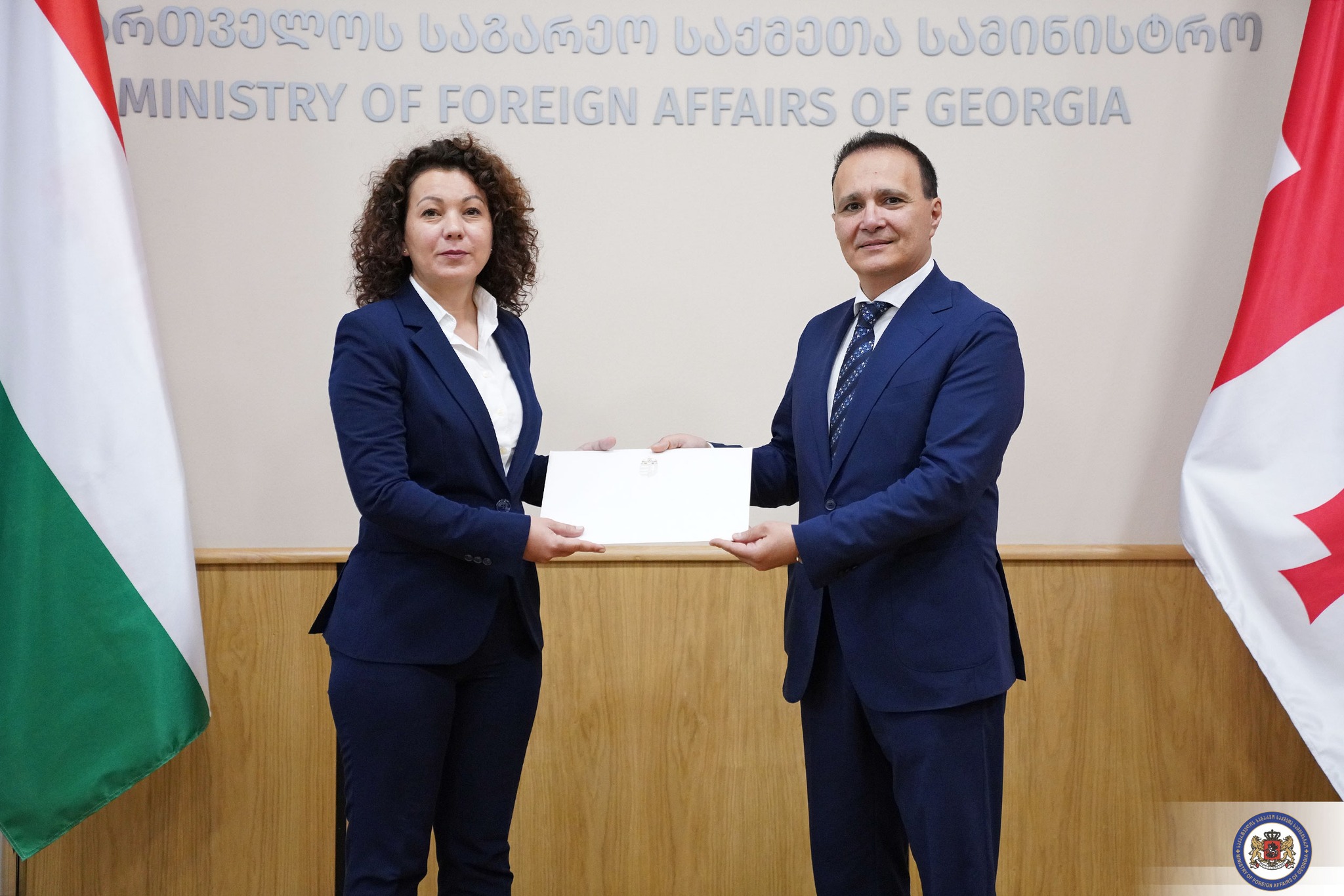 საქართველოში უნგრეთის ახლადდანიშნულმა ელჩმა, პეტრა პონევაჩ-პანამ დიპლომატიური პროტოკოლის დირექტორატის ხელმძღვანელს რწმუნებათა სიგელების ასლი გადასცა