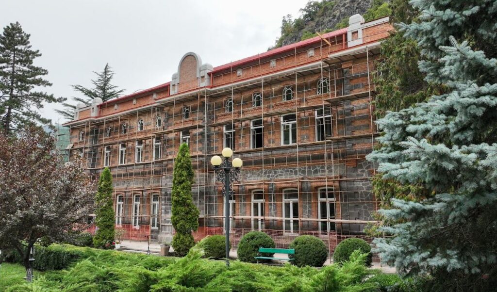 ქალაქებისა და კურორტების განვითარების პროგრამის ფარგლებში, ბორჯომის ცენტრალურ პარკში და მის მიმდებარე ტერიტორიაზე მასშტაბური სარეაბილიტაციო სამუშაო მიმდინარეობს