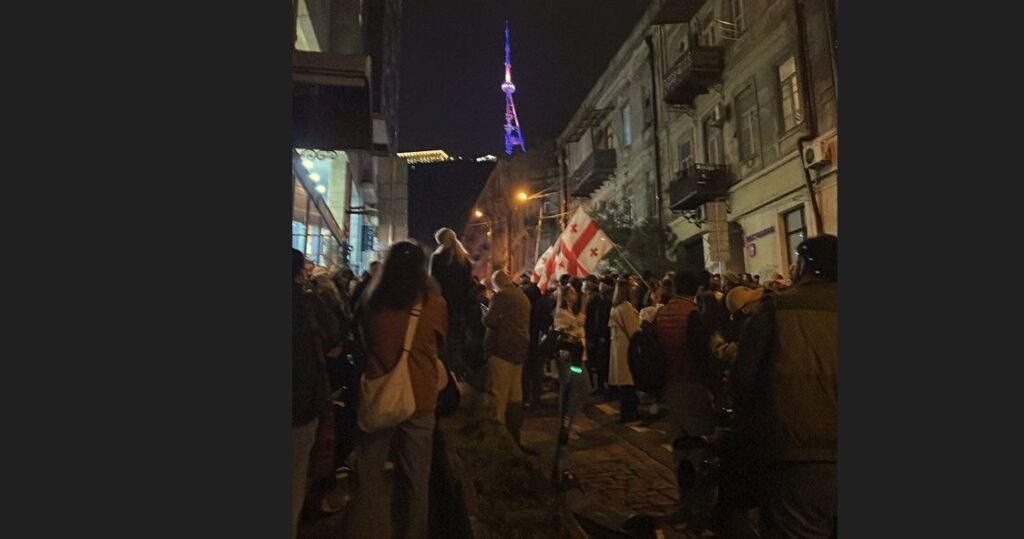 თბილისში მიმდინარე აქციაზე, ბესიკის ქუჩაზე ხმაური და დაპირისპირება იყო