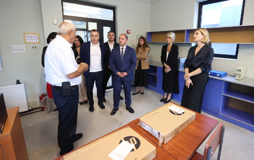 გივი მიქანაძე რაჭაში პროფესიულ კოლეჯ „ერქვანს“ ესტუმრა, სადაც საგანმანათლებლო ინფრასტრუქტურა დაათვალიერა და სასწავლო სახელოსნოებს გაეცნო