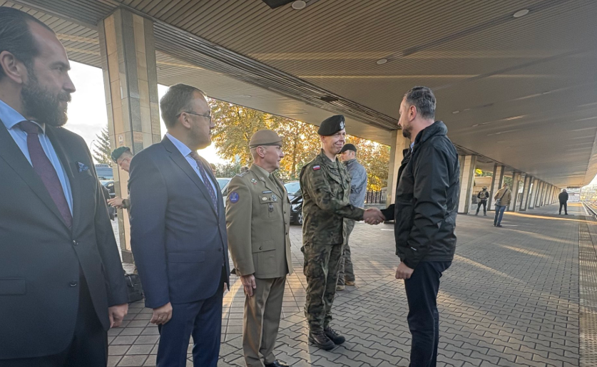 პოლონეთის თავდაცვის მინისტრი ვლადისლავ კოსინიაკ-კამიში უკრაინის დედაქალაქში ჩავიდა
