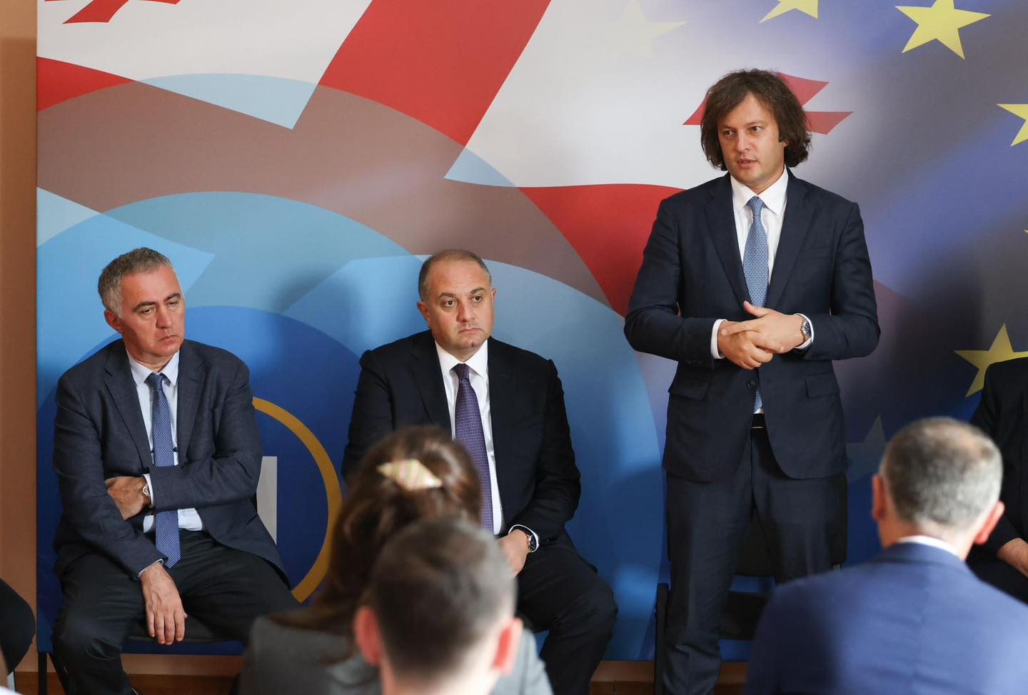 ირაკლი კობახიძე წალენჯიხაში, „ქართული ოცნების“ საარჩევნო შტაბში მერობის კანდიდატ გუბა საჯაიას, პარტიის აქტივს და მხარდამჭერებს შეხვდა