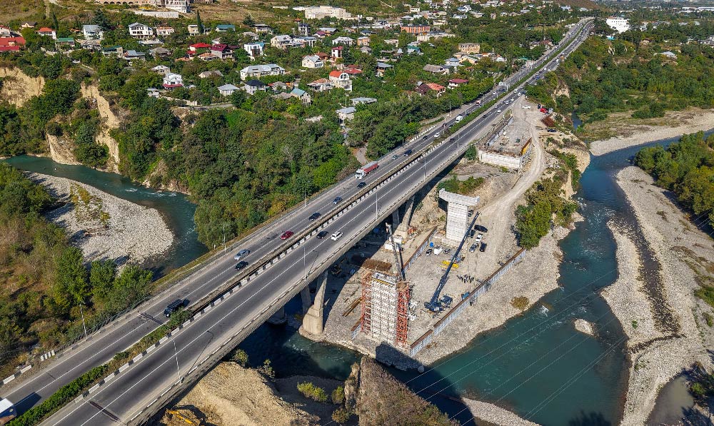 ინფრასტრუქტურის სამინისტროს ცნობით, არაგვის ახალი ხიდის მშენებლობის დასრულება წლის ბოლოსთვის იგეგმება