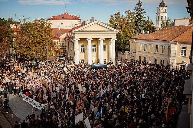ვილნიუსში პარტია „ნემანის განთიადის“ წევრის, იგნატას ადამოვიჩუსის კულტურის მინისტრად დანიშვნის წინააღმდეგ პრეზიდენტის სასახლესთან აქცია იმართება