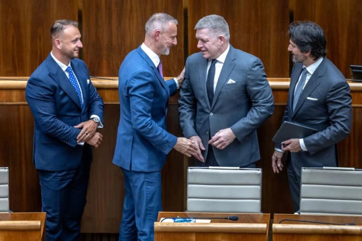 სლოვაკეთის პარლამენტმა მხარი დაუჭირა საკონსტიტუციო შესწორებებს, რომელიც მხოლოდ ორ სქესს აღიარებს და ქორწინებაში არმყოფი წყვილების მიერ ბავშვის შვილად აყვანის, ასევე სუროგაციის აკრძალვას ითვალისწინებს