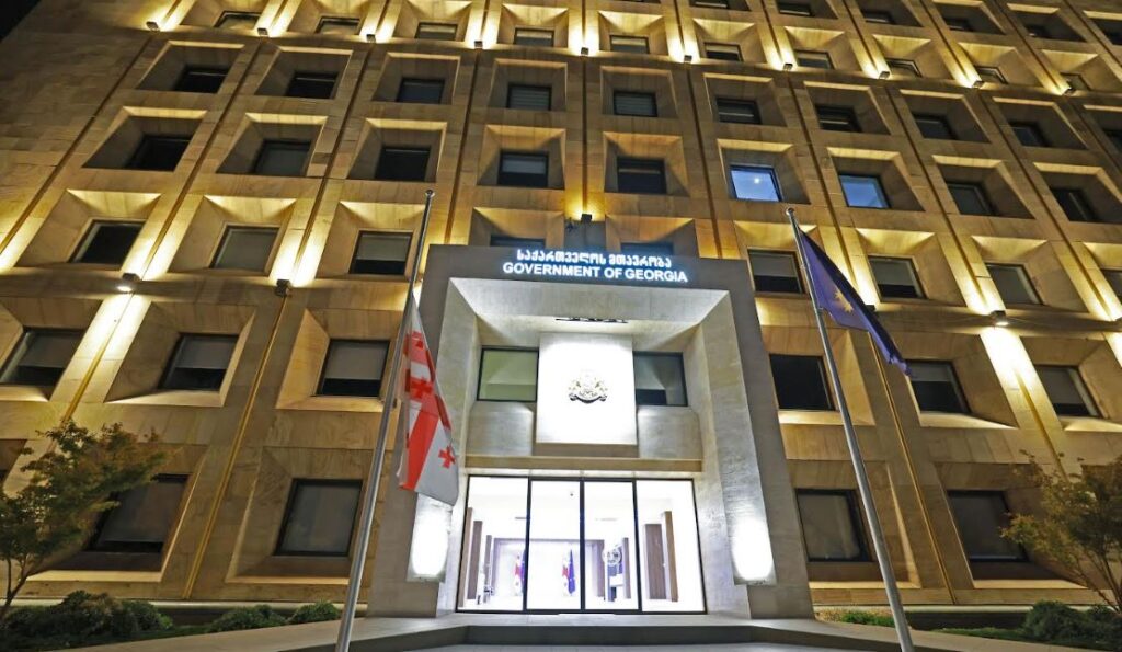 სოხუმის დაცემის დღესთან დაკავშირებით და აფხაზეთის ომში დაღუპულთა ხსოვნის პატივის მიგების მიზნით, მთავრობის ადმინისტრაციის შენობაზე სახელმწიფო დროშა დაეშვა