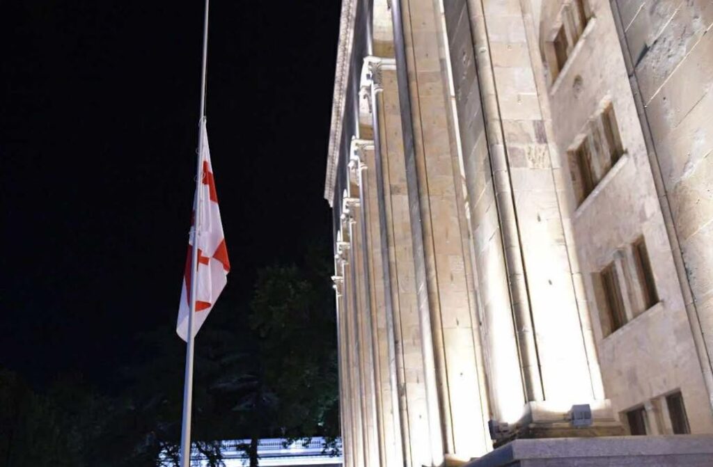 სოხუმის დაცემის დღესთან დაკავშირებით, პარლამენტის სასახლეზე სახელმწიფო დროშა დაეშვა