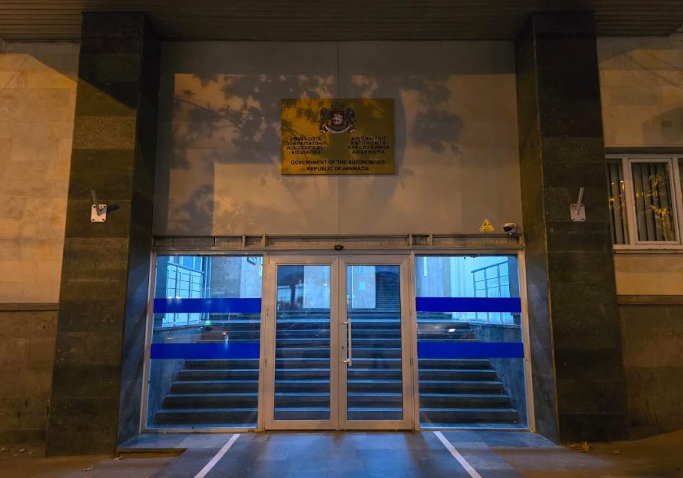 სოხუმის დაცემის დღესთან დაკავშირებით, აფხაზეთის ავტონომიური რესპუბლიკის მთავრობის შენობაზე სახელმწიფო დროშები დაეშვა