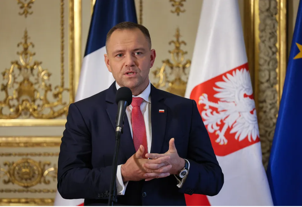 პოლონეთის პრეზიდენტმა ხელი მოაწერა კანონს, რომლის მიხედვით უკრაინელი ლტოლვილებისთვის დახმარების პროგრამების ვადა გახანგრძლივდება, თუმცა ქვეყანაში ყოფნის პირობები გამკაცრდება