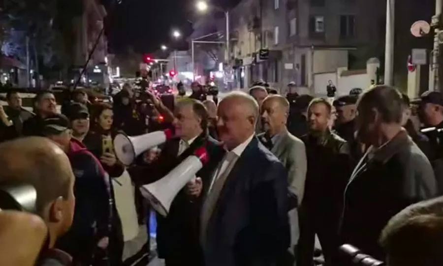 მოლდოვის „პატრიოტული ბლოკის“ ლიდერები, მხარდამჭერებთან ერთად, ცესკო-ს შენობასთან შეიკრიბნენ და ხმების სამართლიანად დათვლა მოითხოვეს, ადგილზე მივიდნენ კონტრაქციის მონაწილეებიც [ვიდეო]