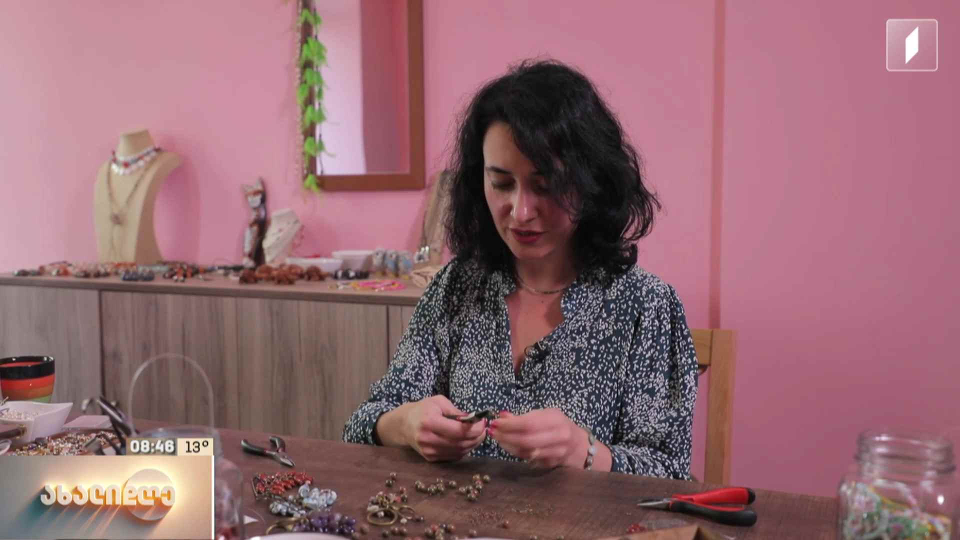 ბუნებრივი ქვებით შექმნილი ყურძნის ფორმის გულსაბნევები - ინგა ხორბალაძის ხელნაკეთი სამკაულები