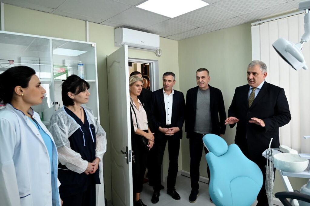 მიხეილ სარჯველაძემ ონის მუნიციპალიტეტში ახლად გახსნილი ბავშვთა სტომატოლოგიური კაბინეტი მოინახულა