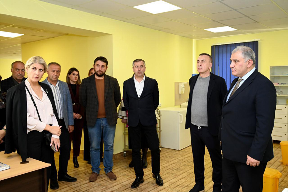 მიხეილ სარჯველაძემ ონში, საჩხერის სამედიცინო ცენტრის განახლებული ფილიალი დაათვალიერა 
