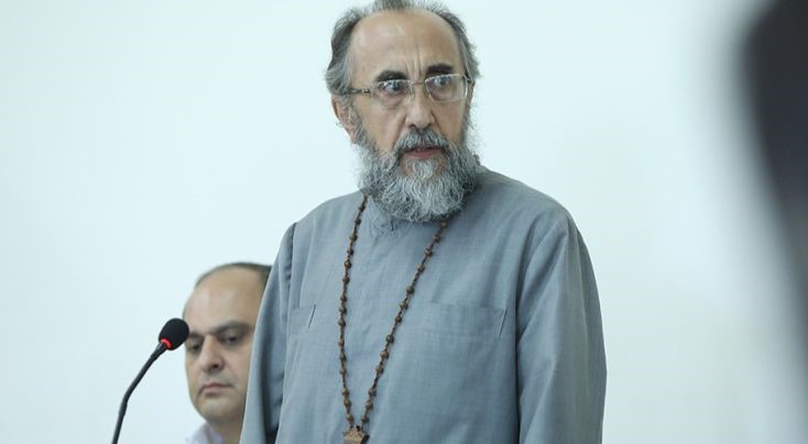 ერევნის სასამართლომ შირაკის არქიეპისკოპოს მიქაელ აჯაპაჰიანს ორი წლით პატიმრობა მიუსაჯა [ვიდეო]