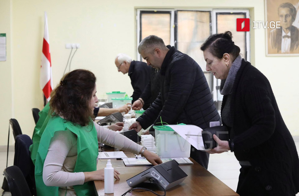 ცესკო-ს მონაცემებით, 15:00 საათისთვის საარჩევნო უბნებზე 991 651 ამომრჩეველი მივიდა, რაც საერთო რაოდენობის 28.22 პროცენტს შეადგენს