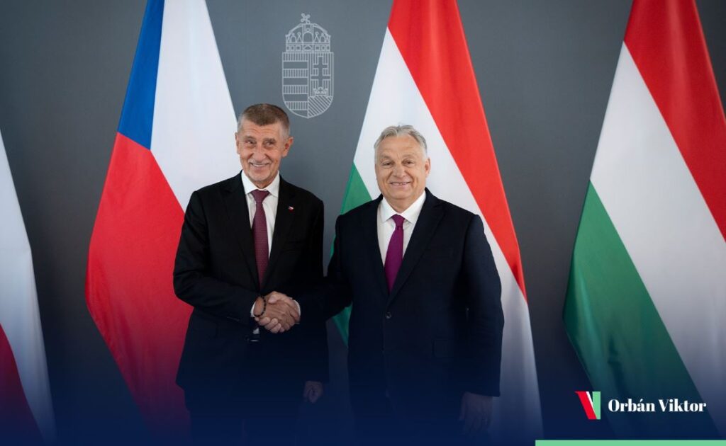 ვიქტორ ორბანი ჩეხეთის საპარლამენტო არჩევნებში ქვეყნის ყოფილ პრემიერ-მინისტრ ანდრეი ბაბიშს გამარჯვებას ულოცავს