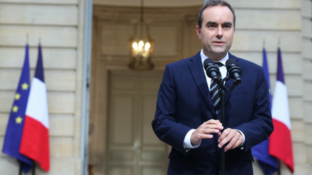 სებასტიან ლეკორნუ აცხადებს, რომ საფრანგეთის პრემიერობიდან „ქვეყნის სამართავად საჭირო პირობების შეუსრულებლობის გამო“ გადადგა 