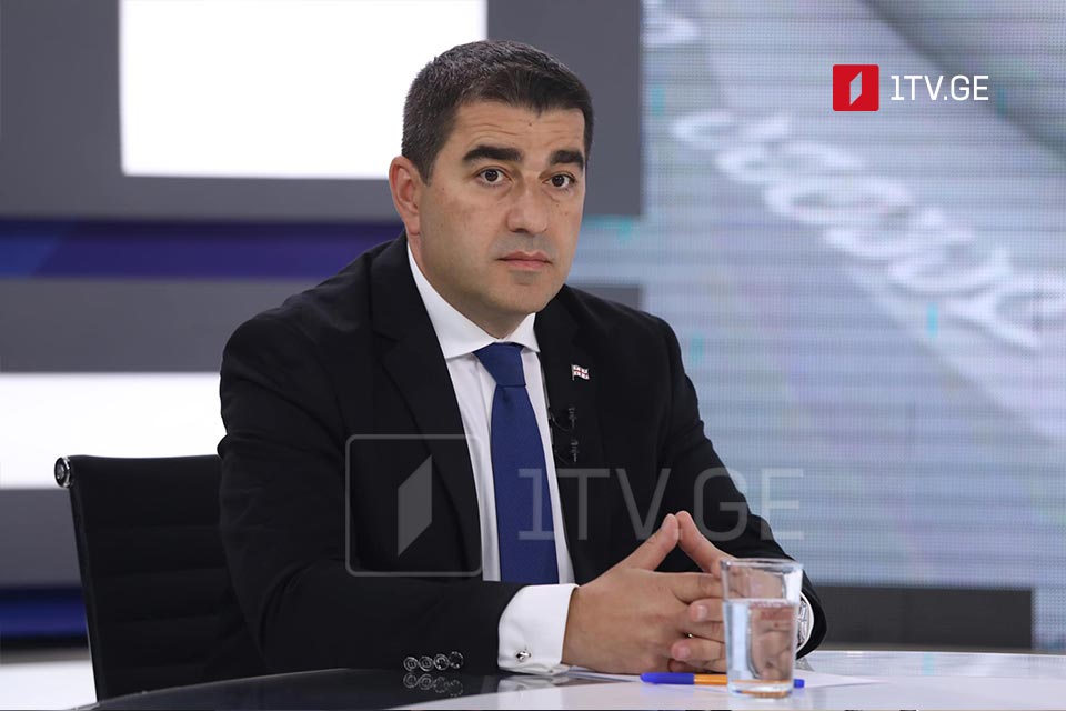 შალვა პაპუაშვილი - ადამიანები, რომლებიც გუშინ ამხობდნენ ქვეყანას, გუშინწინ იდგნენ ზოგიერთ ელჩთან ერთად, იხუტებდნენ და სურათებს იღებდნენ
