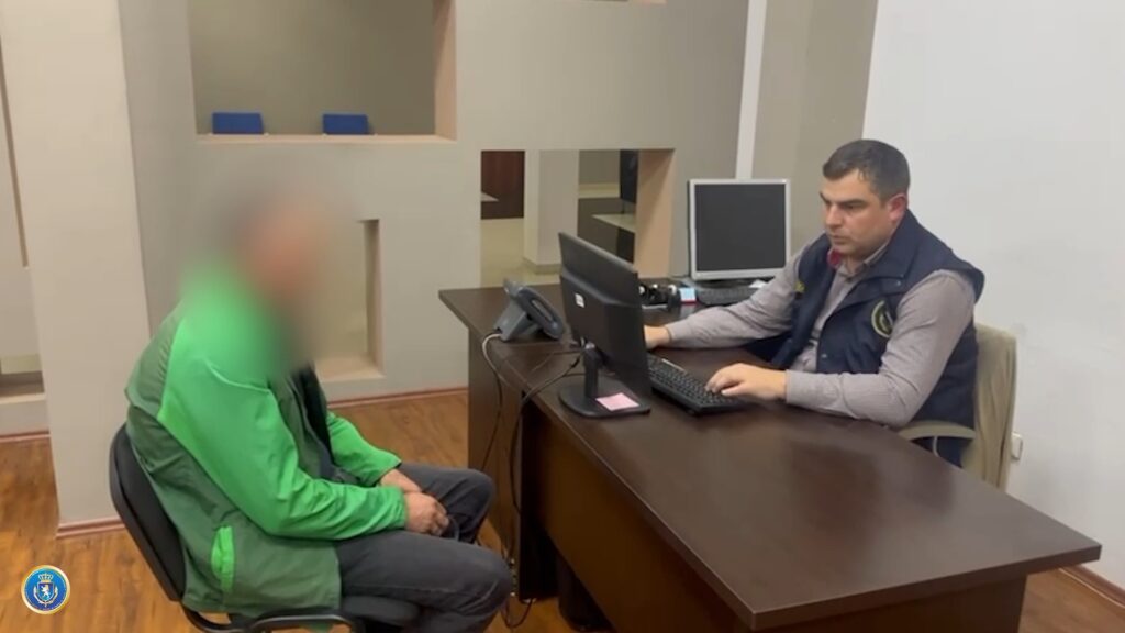 საგამოძიებო სამსახურმა კომერციული მოსყიდვისა და ყალბი ოფიციალური დოკუმენტის დამზადება-გასაღების ფაქტზე სამი პირი დააკავა