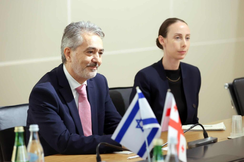 ისრაელის ელჩი - მადლობა უნდა გადავუხადოთ პრეზიდენტ ტრამპს, ისრაელის პრემიერს და ყველას, ვინც ჩართული იყო შეთანხმების მომზადებაში, ჩვენი მთავარი მიზანია ჩვენი მოქალაქეებისთვის უსაფრთხო დღეების დაბრუნება