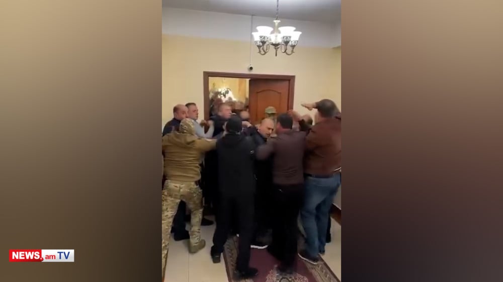 სომხეთის ქალაქ გიუმრის მერიაში თანამშრომლებსა და სპეცდანიშნულების რაზმს შორის დაპირისპირება მოხდა