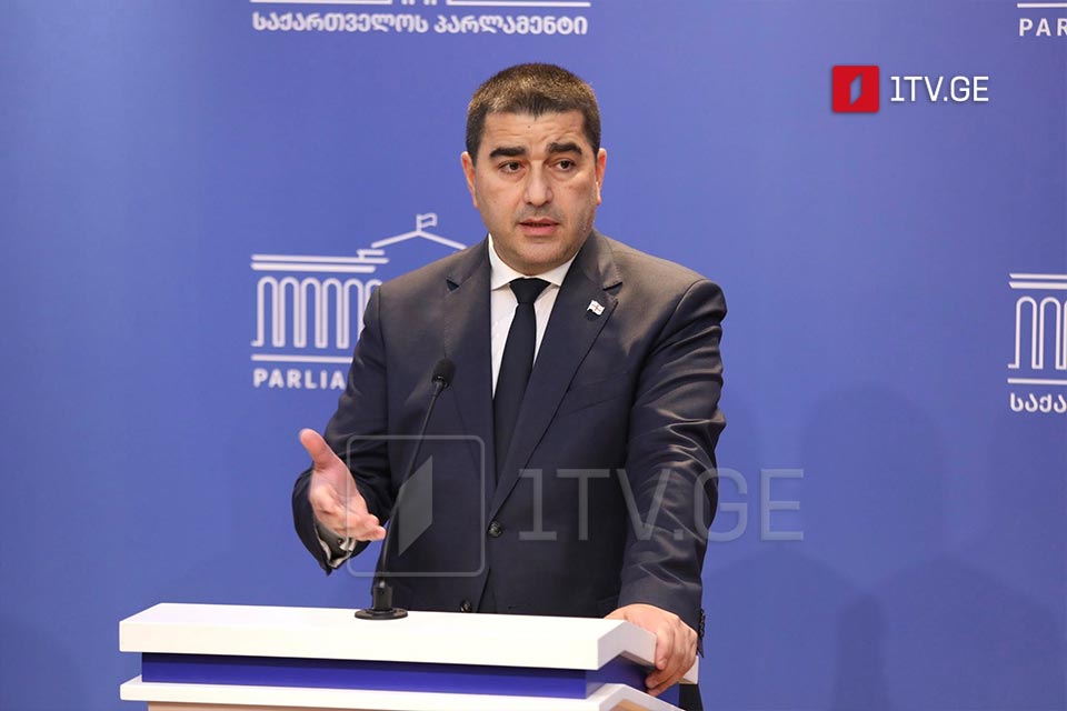 შალვა პაპუაშვილი - კალასის მეუღლე დაკავებული იყო რუსეთთან ბიზნესით, ეს მოიაზრებდა რუსეთისთვის ისეთი საქონლის მიწოდებას, რომელიც შესაძლოა, გამოყენებული იყოს ძალოვანი სტრუქტურების მხრიდან