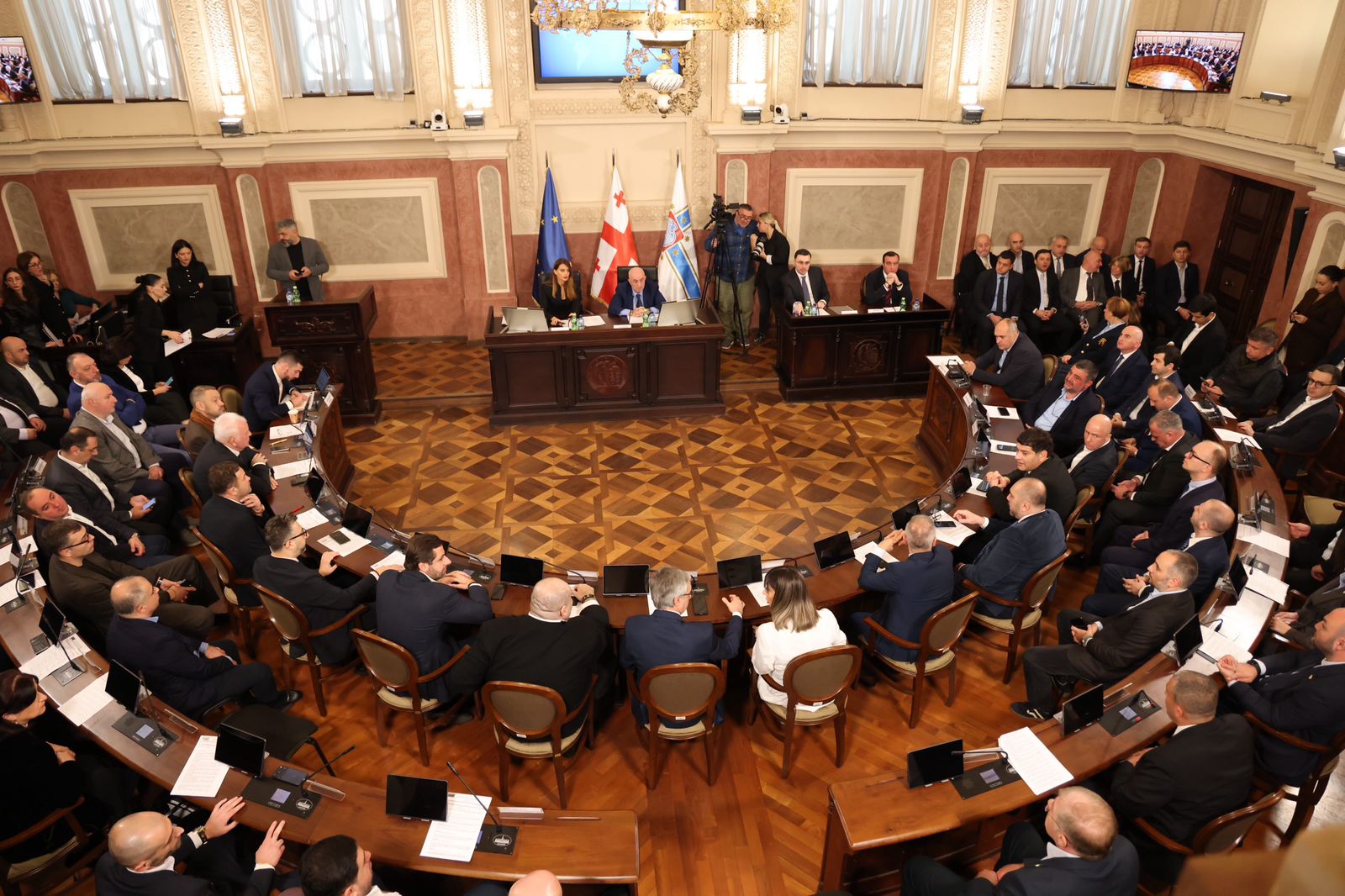 საკრებულოს კომისიების გაერთიანებულ სხდომაზე თბილისის მთავრობის ახალ შემადგენლობას მხარი დაუჭირეს