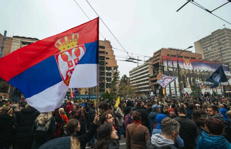 ბელგრადში ყოფილი სამხედრო ბაზის ტერიტორიის რეკონსტრუქციის გეგმის წინააღმდეგ, რომელიც დონალდ ტრამპის სიძესთან, ჯარედ კუშნერთანაა დაკავშირებული, აქცია გაიმართა