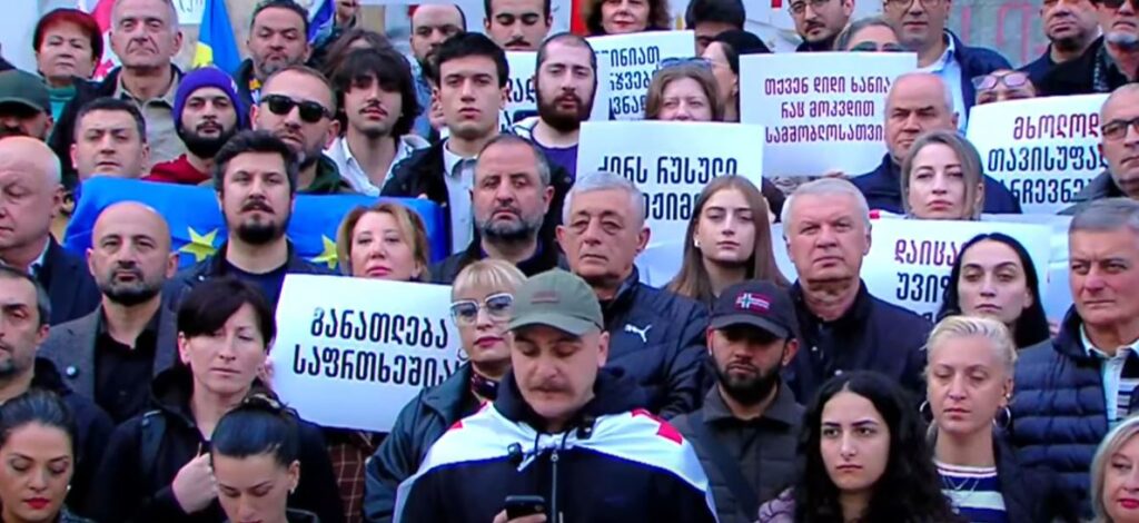 საპროტესტო აქციების ორგანიზატორები აცხადებენ, რომ 28 ნოემბერს, თბილისის სახელმწიფო უნივერსიტეტიდან რუსთაველის გამზირისკენ საპროტესტო მსვლელობას გამართავენ