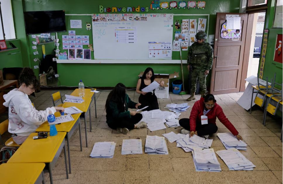 „როიტერი“ - ხმების 90%-ის დათვლის შედეგების მიხედვით, ეკვადორში ამომრჩეველთა 61%-ზე მეტმა უცხო ქვეყნების სამხედრო ბაზების დაბრუნების წინააღმდეგ მისცა ხმა