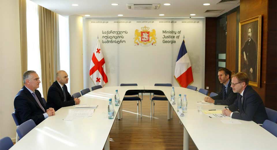 საქართველოს იუსტიციის მინისტრი პაატა სალია საფრანგეთის ელჩს, ოლივიე კურტოს შეხვდა