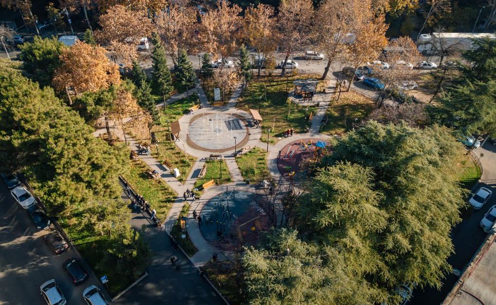 ნაძალადევის რაიონში ერთ-ერთი სკვერის რეაბილიტაცია დასრულდა