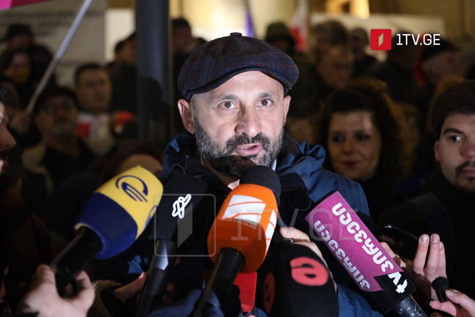 ლევან ცუცქირიძემ გედევან ფოფხაძეს და მასთან ერთად მოშიმშილე რამდენიმე პირს შიმშილობის შეწყვეტისკენ მოუწოდა, ფოფხაძე აცხადებს, რომ მეგობრებთან ერთად მიიღებს გადაწყვეტილებას