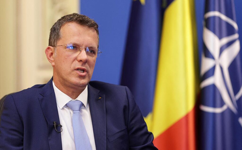 რუმინეთის თავდაცვის მინისტრი რეზიუმეში მცდარი ინფორმაციის შეტანის გამო თანამდებობიდან გადადგა