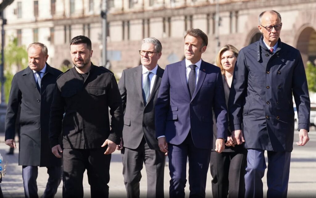 „შპიგელი“ - ევროპელი ლიდერებისა და უკრაინის პრეზიდენტის სატელეფონო საუბარში ემანუელ მაკრონი აცხადებდა, რომ აშშ-მა, შესაძლოა, უღალატოს უკრაინას