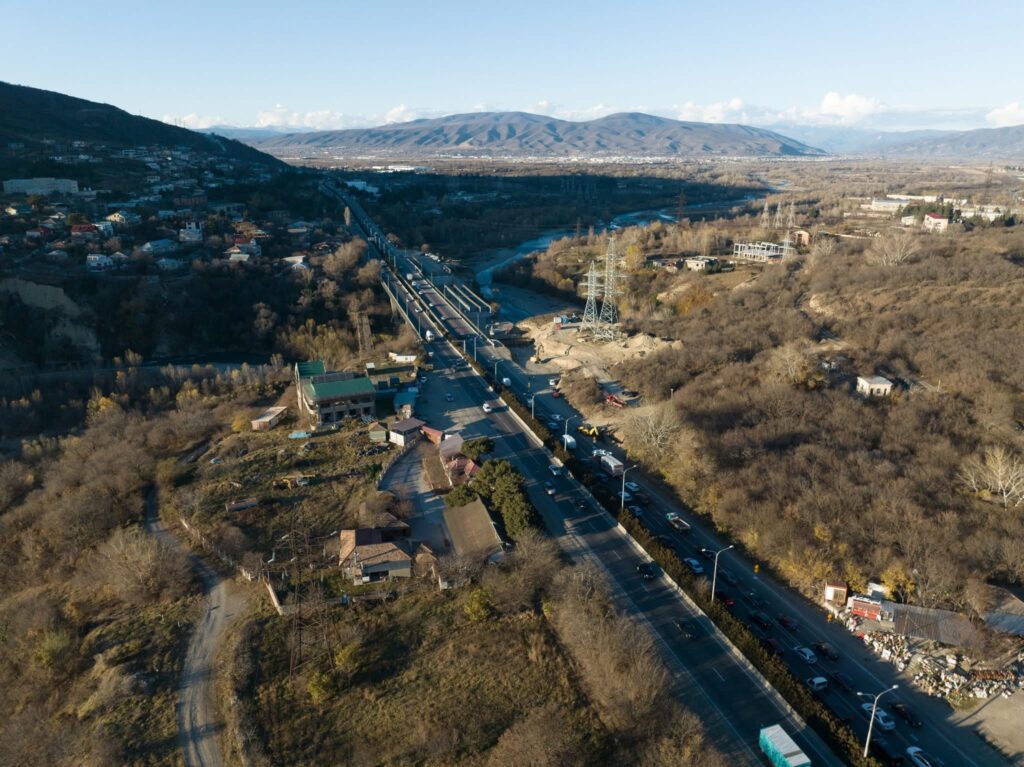 საავტომობილო გზების დეპარტამენტის ცნობით, მდინარე არაგვის ხიდზე ავტოტრანსპორტის მოძრაობა თავისუფალია