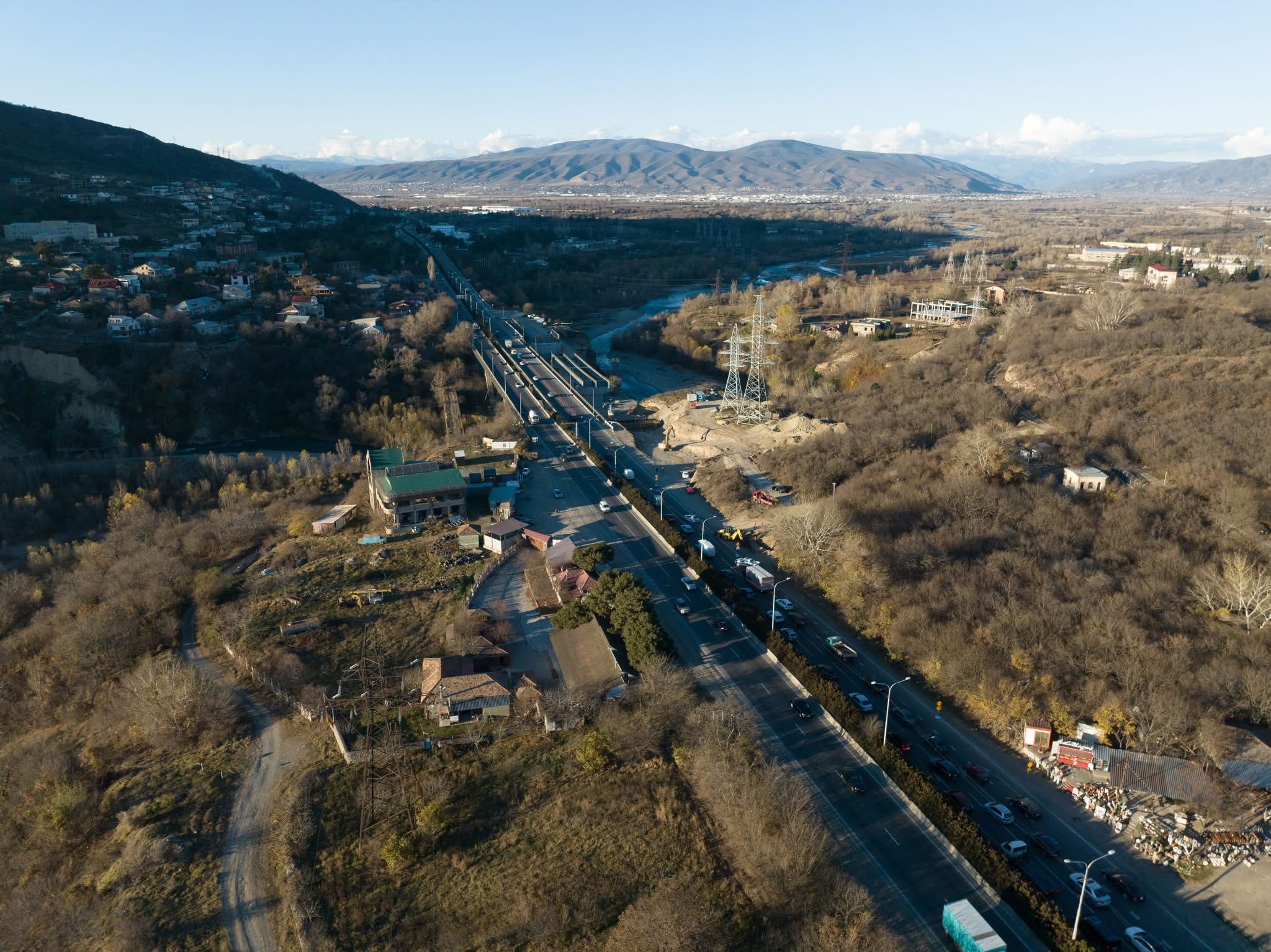 საავტომობილო გზების დეპარტამენტის ცნობით, მდინარე არაგვის ხიდზე ავტოტრანსპორტის მოძრაობა თავისუფალია