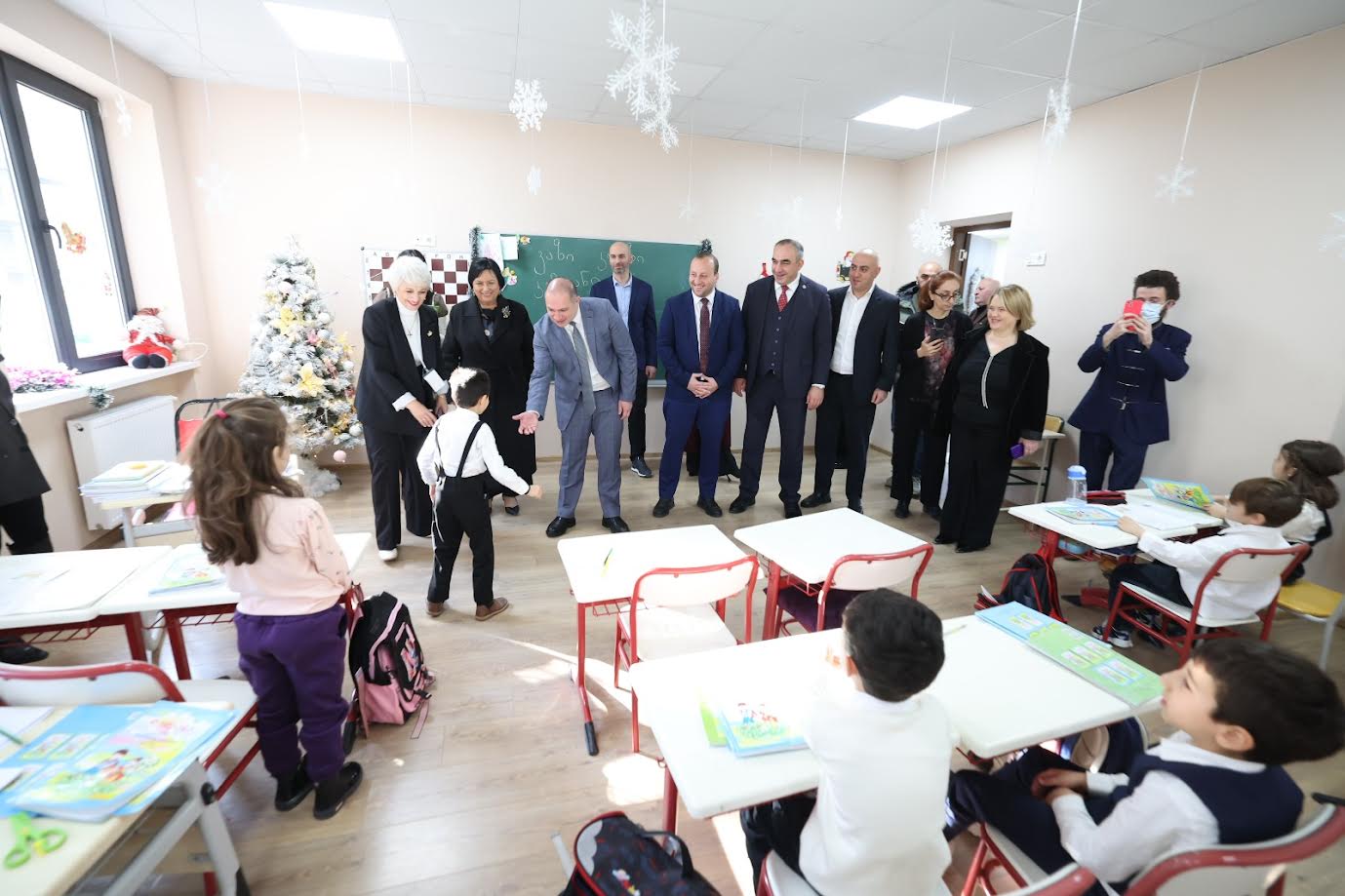 გივი მიქანაძე თბილისის 119-ე და 132-ე საჯარო სკოლებს ესტუმრა